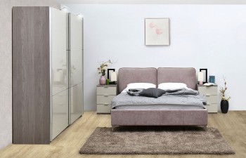 Спалня с тапицирано легло